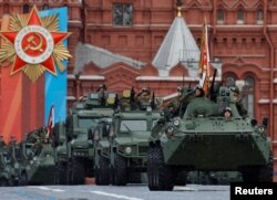 Parada militară anuală de Ziua Victoriei sovietice asupra armatei naziste trece prin Piața Roșie din Moscova.