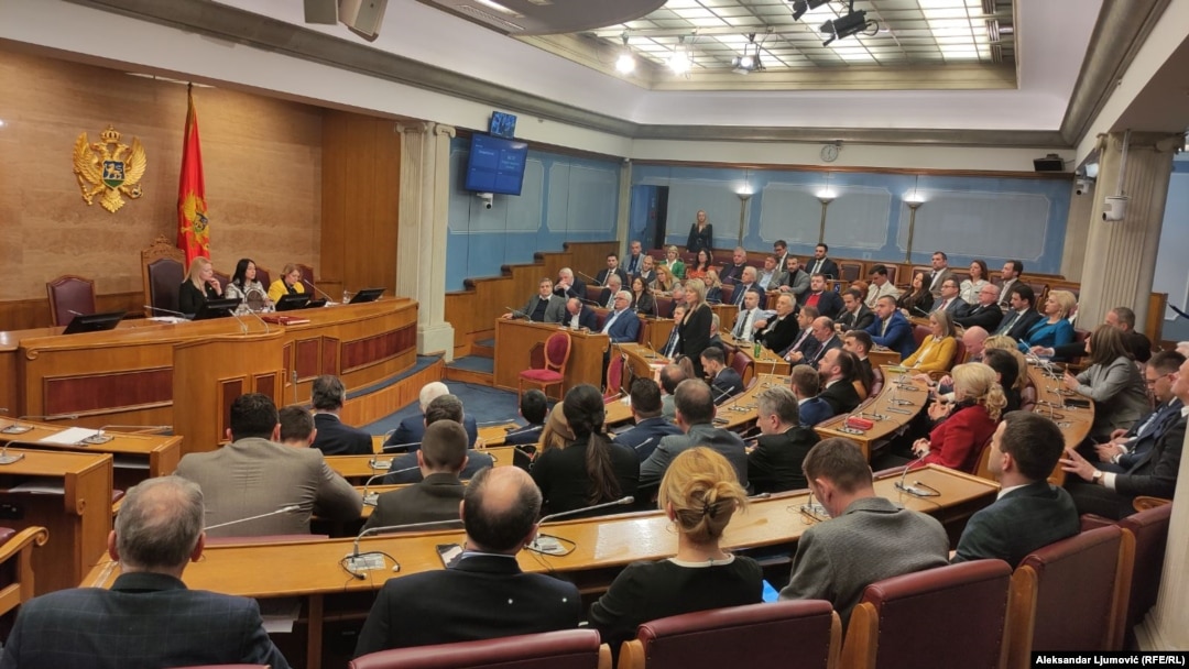 Predajom izbornih lista počela procedura kojom formalno počinje izborna trka za mjesta u crnogorskom Parlamentu. 