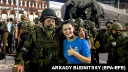 Жителька Ростова-на Дону фотографується із «вагнерівцями» – учасниками заколоту Пригожина. 24 липня 2023 року. Росія