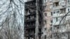 Пошкоджений російськими обстрілами будинок в Авдіївці на Донеччині, 10 березня 2023 року