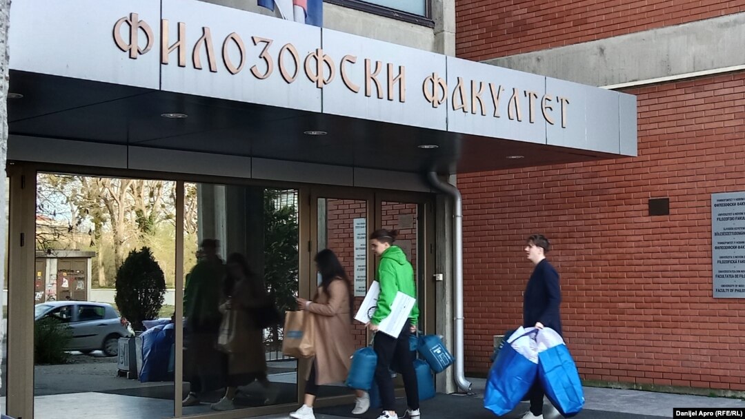 Ulaz na Filozofski fakultet u Novom Sadu, mart 2024.