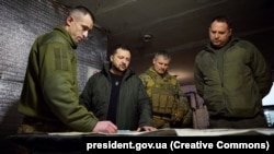 Прэзыдэнт Украіны Ўладзімір Зяленскі (другі зьлева) на фронце на Данбасе, 2023