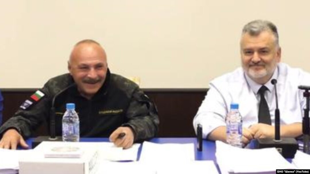 Лидерът на Български воински съюз "Васил Левски" и БНО "Шипка" Владимир Русев (вляво) с представящия се за политолог поддръжник на режима в Беларус Пламен Пасков по време на среща с техни симпатизанти през тази пролет.
