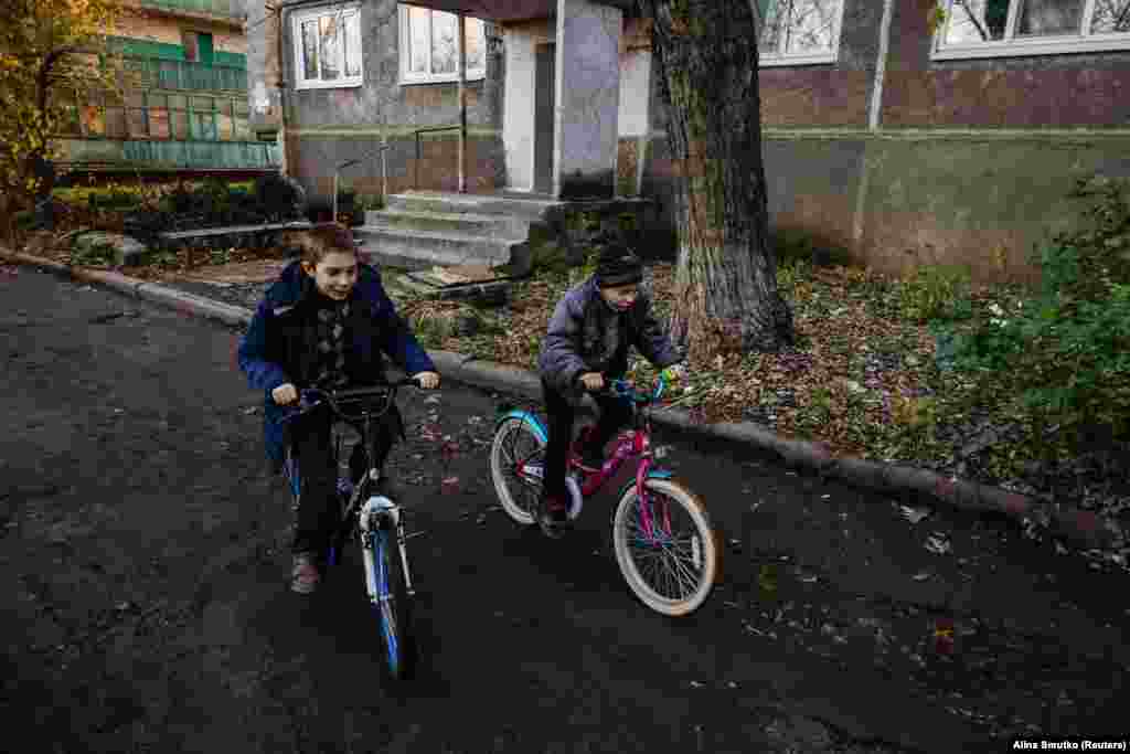 Денис і Руслан катаються на велосипедах. Для Ольги Скачкової останньою краплею стало те, що син сказав їй, що його лякають постійні обстріли. «Тож я вирішила виїжджати», – сказала мати хлопчика