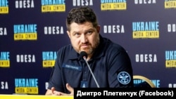 Російські військові намагаються використати «будь-яку можливість» для відновлення споруд біля Керченського мосту, які були пошкоджені внаслідок штормів, каже Дмитро Плетенчук