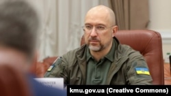 Як повідомив прем’єр-міністр Денис Шмигаль, ці кошти будуть направлені на виплату пенсій, зарплат вчителів, підтримку ВПО та інші пріоритетні видатки держбюджету.