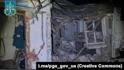 Пошкоджений будинок унаслідок російського обстрілу у місті Середина-Буда, Сумська область, 19 листопада 2023. Фото ілюстративне