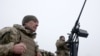 Українські військовослужбовці біля кулемета M2 Browning під час ракетної атаки на Київщину, Україна, 2 січня 2024 