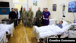 Президент України Володимир Зеленський піл час відвідин у госпіталі поранених військовослужбовців. Київ, 6 грудня 2023 року 