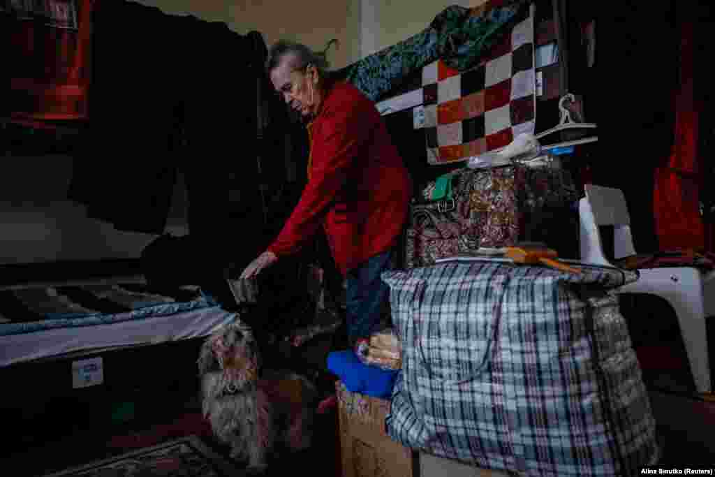 Юлія, також ВПО, з міста Бахмуту, бавиться зі своїм собакою в притулку. 76-річна жінка три дні лежала після вогнепального поранення в руку. Юлія каже, що українські військові, які прийшли їй на допомогу, сказали їй, що якби вона залишилася б вдома з пораненням ще два дні, то могла б померти 
