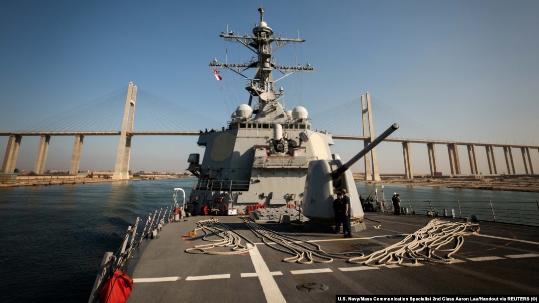 Razarač vođenih raketa klase Arleigh Burke USS Carney prolazi kroz Suecki kanal, Egipat, oktobar 2023.