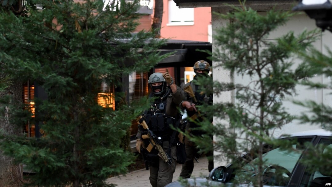 Kosovo je u ranoj fazi borbe protiv organizovanog kriminala, ocenjuje se u dokumentu. Kosovski policajci pretresaju restoran i zgradu u severnom delu Mitrovice, 29. septembra 2023.