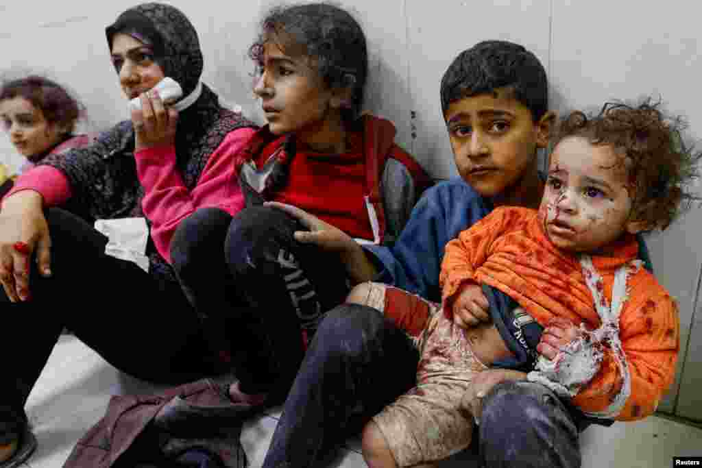 فلسطینیان مجروح در بیمارستان ناصر در خان یونس پس از حملات بامداد ۱۸ آذر اسرائیل