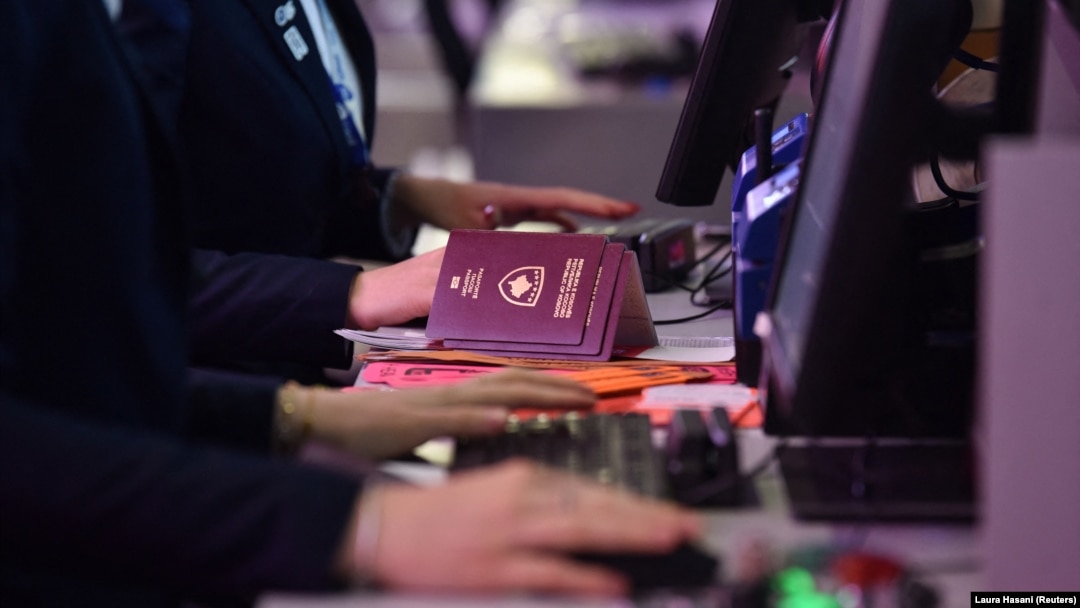 Din zona Schengen, Spania era ultima țară care nu recunoaștea pașapoartele emise de Kosovo. Acest lucru s-a schimbat de la 1 ianuarie 2024, după introducerea programului UE de liberalizare a vizelor pentru statul balcanic.