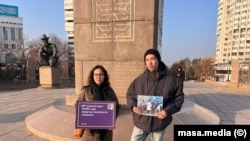 Активисты Oyan, Qazaqstan! Акмарал Джакибаева и Айсултан Кудайберген на акции у монумента Независимости. Алматы, 3 января 2024 года