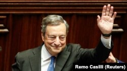 Прем'єр-міністр Італії Маріо Драгі махає рукою після виступу в нижній палаті італійського парламенту
