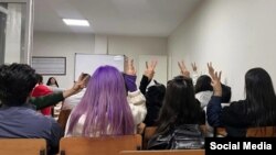 تصویری آرشیوی از اعتراض دانشجویان به حجاب اجباری