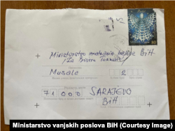 Pismo upućeno šefici diplomatije BiH. U koverti, kako su rekli iz Ministarstva, su dva odvijena papira na kojima se prijete ministrici Turković i visokom predstavniku u BiH Schmidtu.