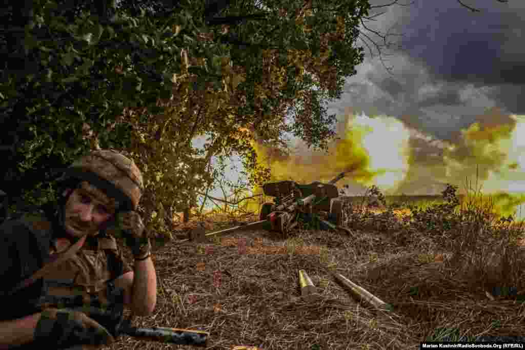 Ствольна артилерія – це те, що тут, на пагорбах під Бахмутом чують щодня. Українські війська дають відповідь з різного наявного озброєння. Часто це закриті позиції і точна робота по цілях – скупченню або ж піхоти, або ж техніки російських сил. Для цього піхота чи розвідка спостерігає за переміщенням російських сил і дає точні координати.