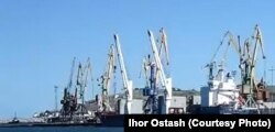 Судно Laodicea повністю завантажене в порту Феодосії, 18 липня 2022 року
