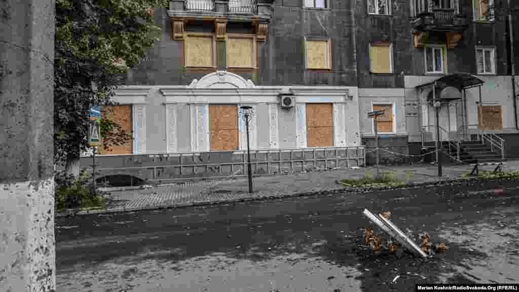 Часто російські ракети прилітають у місто, безпосередньо у житлові райони. Цивільне населення схиляється до думки, що журналісти, які фотографують наслідки ударів російської армії, замовляють ці ракети для картинки. Це ж не відповідає дійсності. Ракети частіше за все потрапляють в житлові будинки за напрямком із окупованої території, вказують фахівці. 