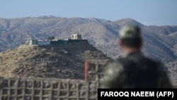 د پاکستان یو پوځي په غلام خان کې پر ډېورنډ کرښه پهره کوي - پخوانی انځور.