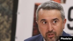 Արա Խզմալյան