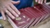 Руските окупационни власти принуждават украинците в завзетите територии да си изваждат руски паспорти и да се "отказват" от националните си документи за самоличност.