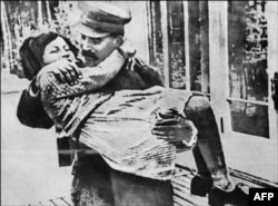 Йосип Сталін з донькою Світланою. 1953 рік