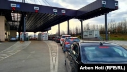 Usvojeno je i uputstvo za prelazak graničnih prelaza sa ličnim dokumentima koje izdaju organi Srbije.
Objašnjava se da će prilikom ulaska na Kosovo, svi sa ličnim dokumentima izdatim od Srbije dobiti potvrdu koja zamenjuje isprave(Granični prelaz između Kosova i Srbije, Merdare)