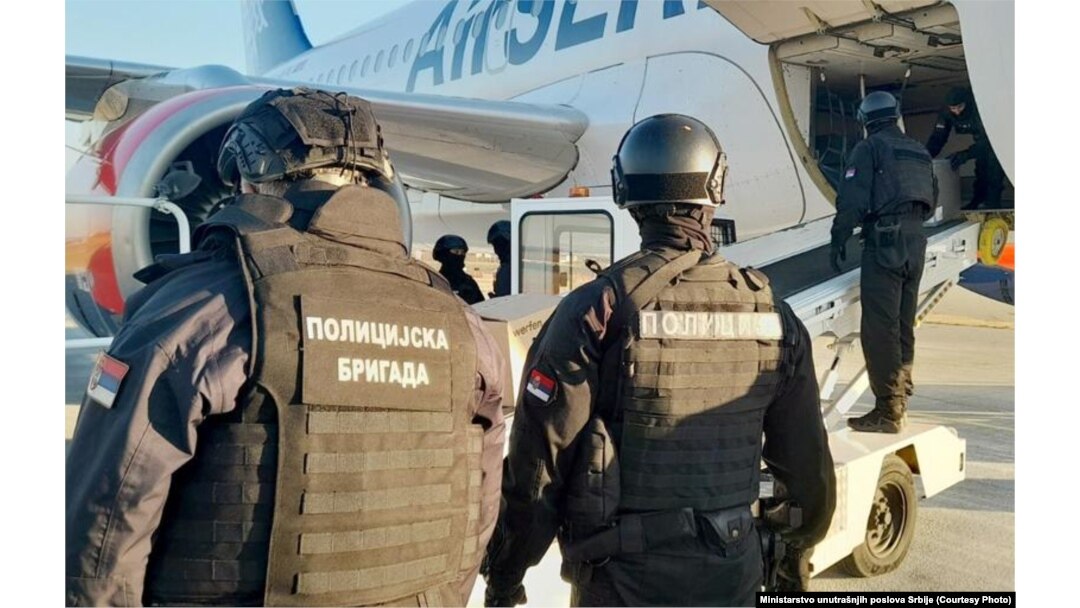 Policija je evakuisala putnike iz aviona koji je leteo na relaciji Beograd-Moskva, 14. mart 2022.