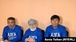 Гражданские активисты (слева направо) Амангелды Джахин, Бибигуль Имангалиева и Марат Жыланбаев. Астана, 15 декабря 2022 года