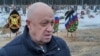 Засновник «ПВК Вагнера» Євген Пригожин на похороні свого найманця – ув'язненого Дмитра Меньшикова, який загинув на війні в Україні. Кладовище на околиці російського Петербурга, 24 грудня 2022 року