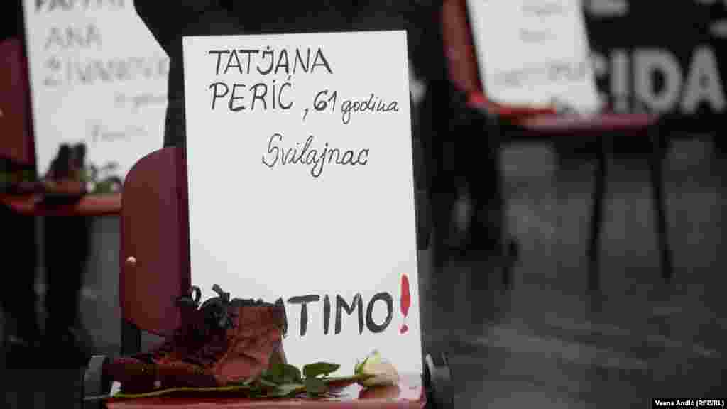 "Ogledalo je način da pogledamo u oči jedni drugima. Cipele govore da su one prisutne u našem sećanju i da ćemo tražiti pravdu za sve ubijene žene. Na ovaj način činimo javnim i vidljivim ono što se skriva i umanjuje", rekla je za RSE jedna od organizatorki Staša Zajović iz mirovne organizacije Žene u crnom. 