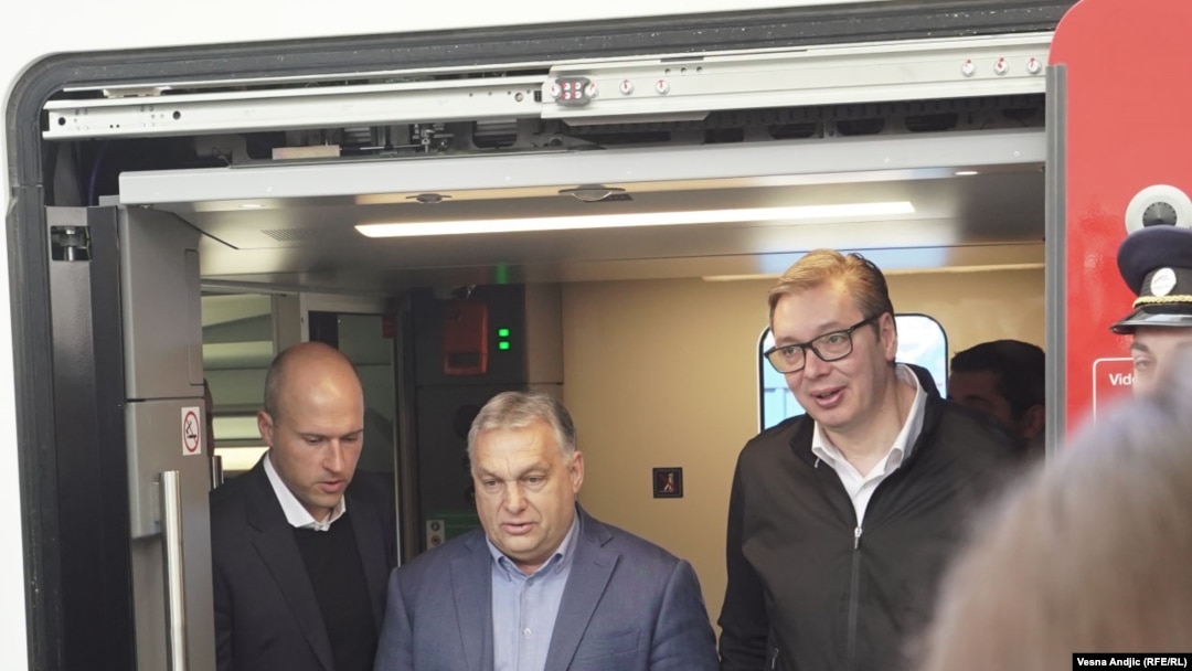 Premijer Mađarske Viktor Orban (u sredini) sa predsednikom Srbije Aleksandrom Vučićem, izlazi iz brzog voza kojim su se dovezli u Novi Sad, u subotu 19. marta. 