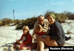 Nedatirana fotografija iz šezdesetih Josefa Korbela (u sredini) sa svojom kćeri Madeleine Albright (desno) i njezinim kćerima blizankama Alice i Annom na plaži negdje u SAD-u. Fotografija je iz obiteljske arhive Dagmar Simove, sestrične Madeleine Albright.