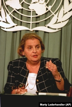 Madeleine Albright, veleposlanica SAD-a pri Ujedinjenim narodima govori o svojoj ulozi predsjednice Vijeća sigurnosti u augustu na sastanku UN-a, na konferenciji za novinare u New Yorku, 1993.