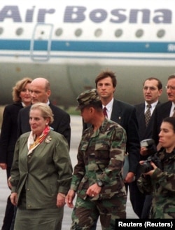 Madeleine Albright u Sarajevu u pratnji zapovjednika Stabilizacijskih snaga u Bosni i Hercegovini, generala Erica Shinsekija (u sredini) i bosanskog ministra vanjskih poslova Jadranka Prlića (lijevo). Albright je tada doputovala u Bosnu na svoju dvodnevnu balkansku turneju kako bi se sastala s bosanskim čelnicima i pokazala potporu općim izborima u septembru 1998.