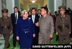 Sjevernokorejski vođa Kim Jong-Il (drugi desno) s američkom državnom tajnicom Madeleine Albright u Pae Kha Hawon Guest Houseu u Pjongjangu, 23. oktobra 2000.