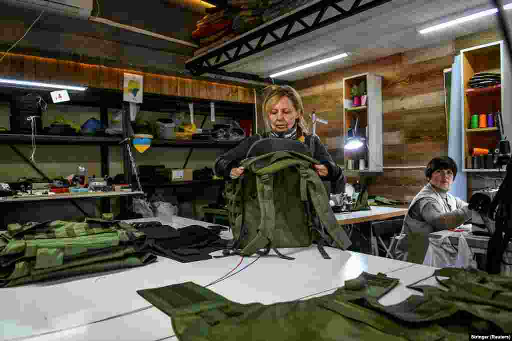 Волонтеры шьют бронежилеты и рюкзаки для военных. Запорожье, 21 марта 