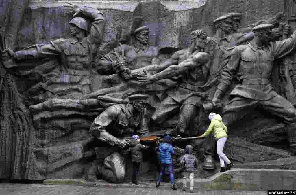 Діти граються біля пам'ятника Невідомому солдату. Меморіал ветеранам Великої Вітчизняної війни, в меморіальному парку в Києві, 1 листопада 2017 року