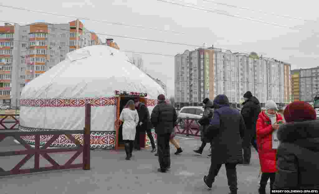 Эта юрта — один из «Пунктов незламності». Таких точек, в которых есть автономное отопление и электричество, действует немало по всей Украине. Но сооружение в виде юрты — пока единственное. Оно появилось в Буче, городе к северу от украинской столицы. Страна борется с отключениями электроэнергии в результате воздушных ударов России, поэтому власти открывают пункты, чтобы жители могли согреться и зарядить мобильные устройства