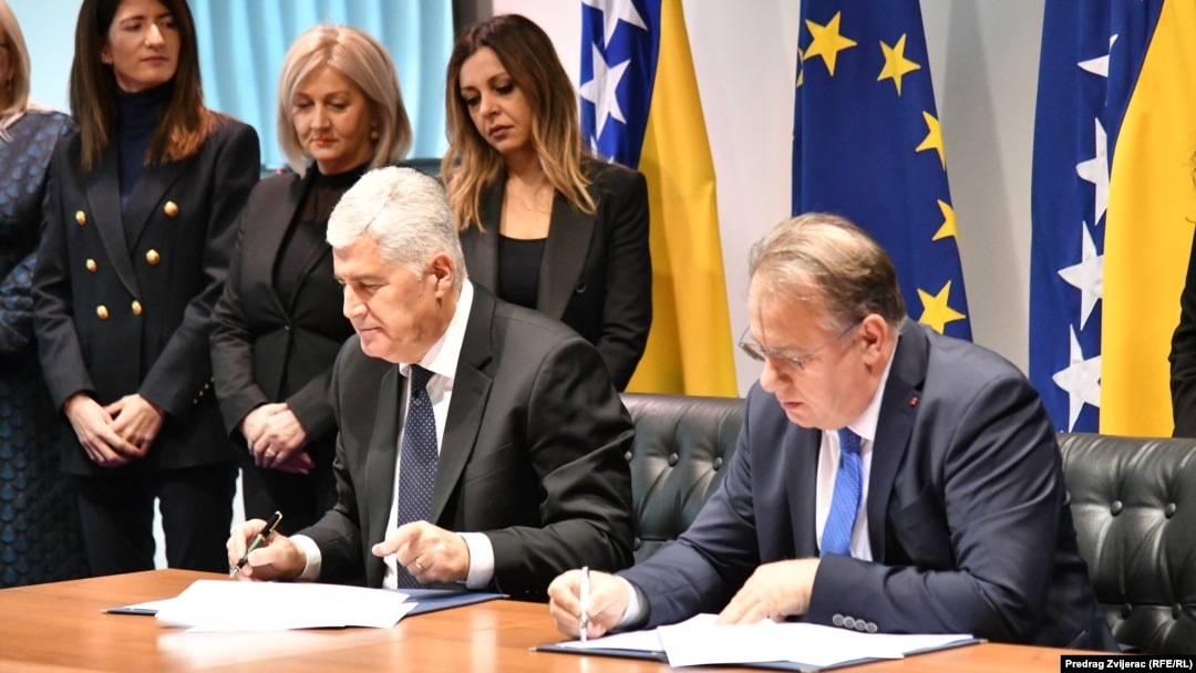Dragan Čović, predsjednik HDZ-a BiH, i Nermin Nikšić, predsjednik SDP-a BiH, potpisali su sporazum o formiranju vlasti u BiH u Sarajevu, 29. novembra 2022.