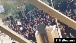 اعتراض دختران دانشآموز به سخنرانی بسیجی