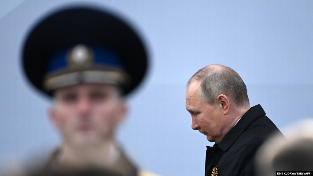 Președintele rus Vladimir Putin sosește la parada militară de Ziua Victoriei, în Piața Roșie din centrul Moscovei, 9 mai 2022.