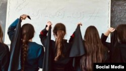 در روزهای اخیر عکسهای بسیاری از دختران دانشآموز در حالی که مقنعههای خود را برداشتهاند در شبکههای اجتماعی منتشر شده است