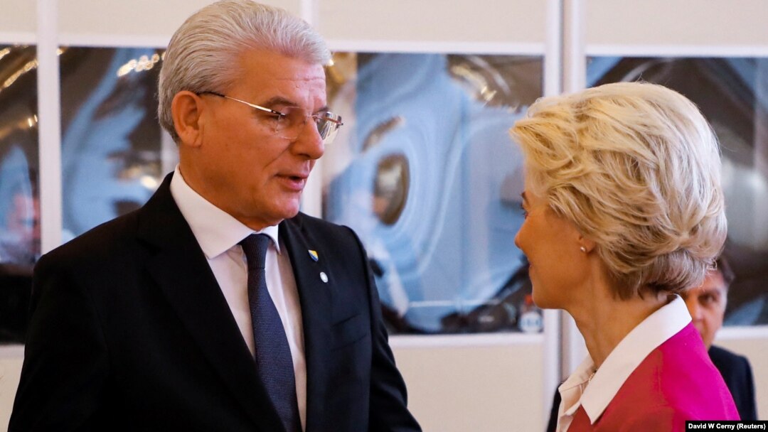 Președintele Bosniei și Herțegovinei, Sefik Dzaferovi, vorbește cu președintele Comisiei Europene, Ursula von der Leyen, la reuniunea informală a summit-ului UE 27 din cadrul Comunității Politice Europene, de la Praga, Republica Cehă