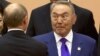 Президент Казахстана Нурсултан Назарбаев приветствует президента России Владимира Путина. Шанхай, 20 мая 2014 года.