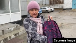 Арайлым Сағатбаева "оқ табылған" сөмкені ұстап тұр.