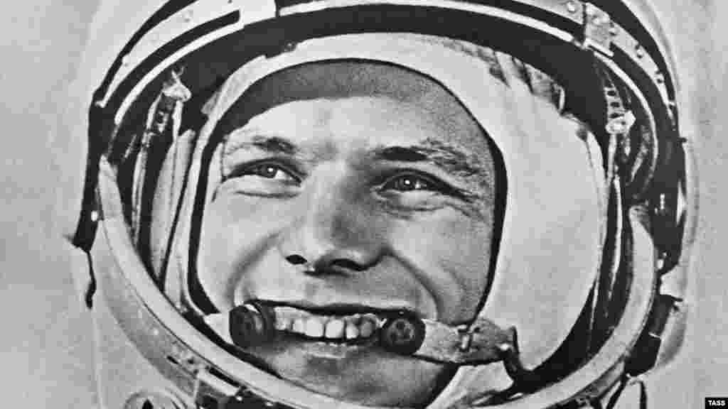 Юрий Гагарин перед первым стартом в космос. Байконур, 12 апреля 1961 года. 